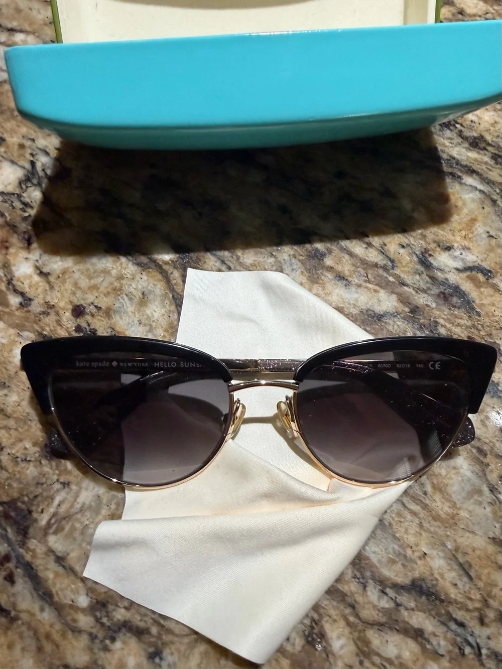 kate spade Cateye Sunglasses w/ Case